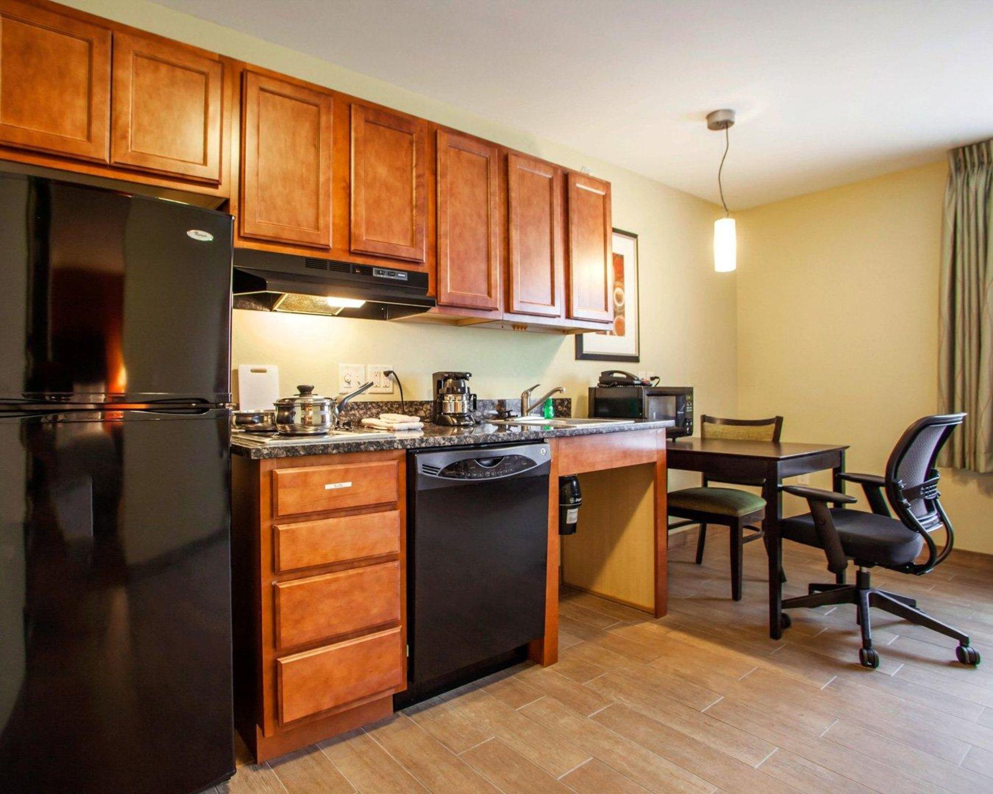 Suburban Studios Cedar Falls Bagian luar foto