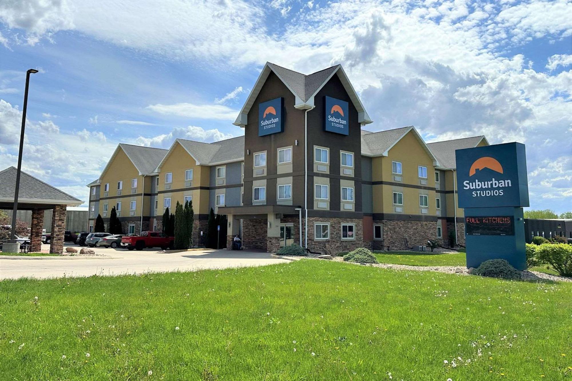 Suburban Studios Cedar Falls Bagian luar foto