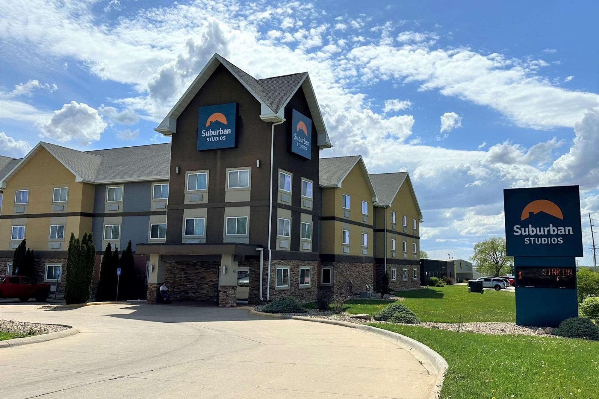 Suburban Studios Cedar Falls Bagian luar foto
