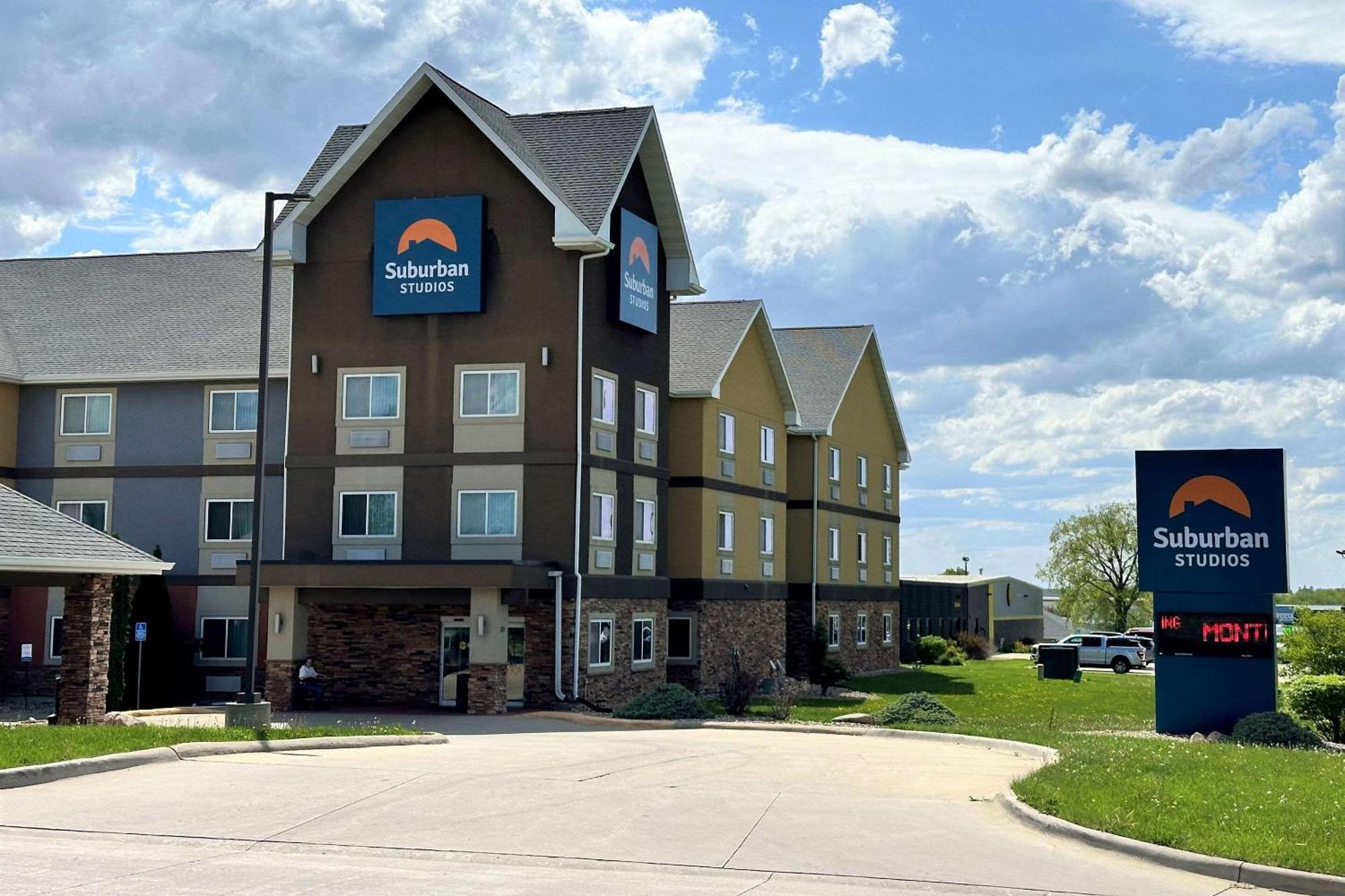 Suburban Studios Cedar Falls Bagian luar foto