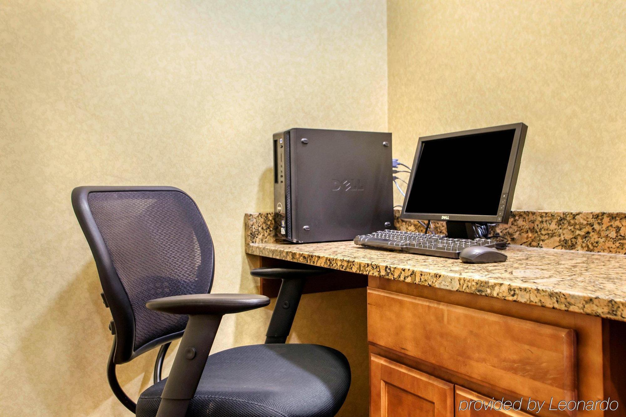 Suburban Studios Cedar Falls Bagian luar foto