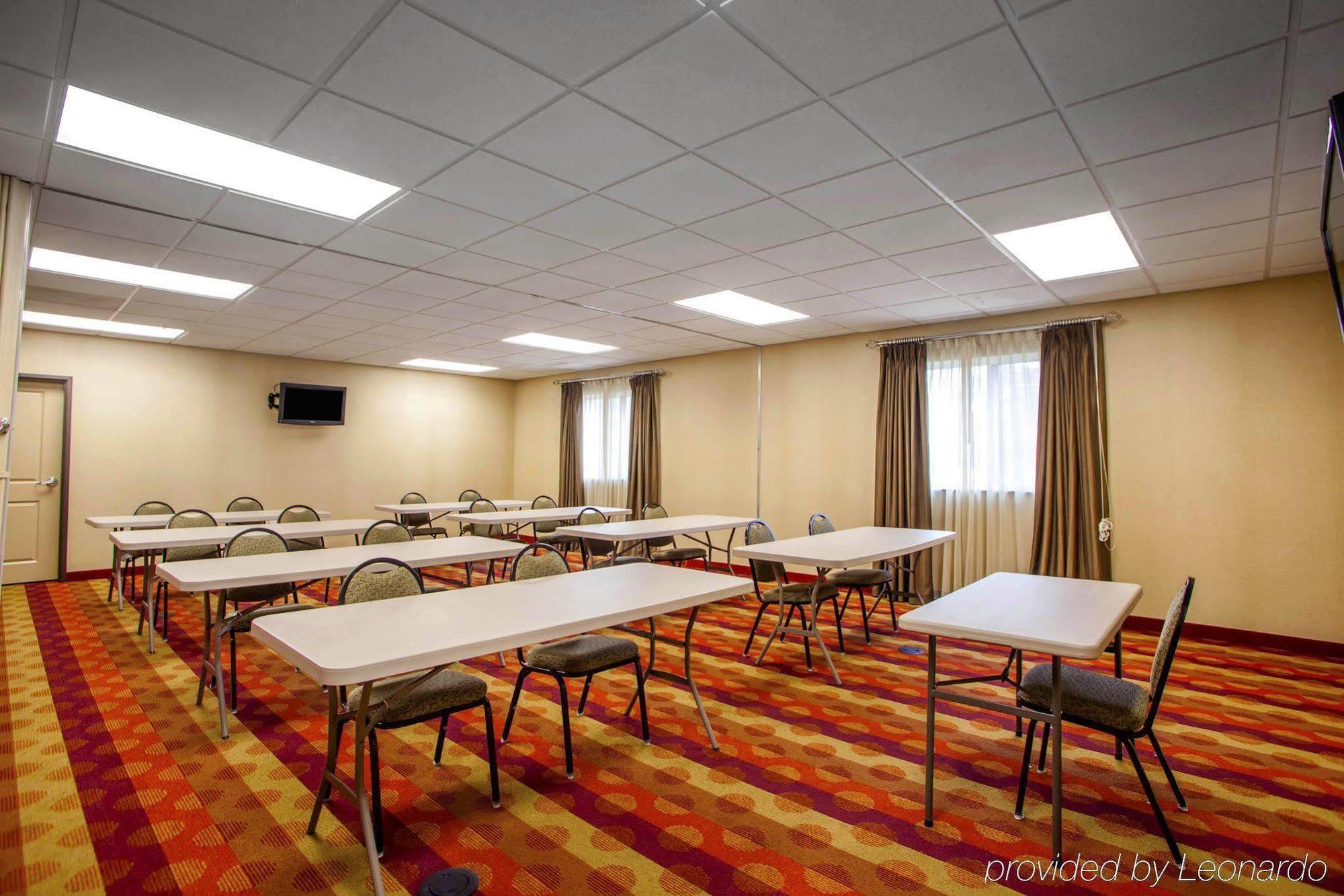 Suburban Studios Cedar Falls Bagian luar foto