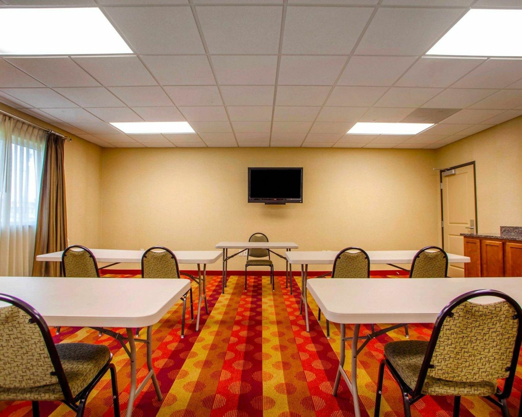Suburban Studios Cedar Falls Bagian luar foto
