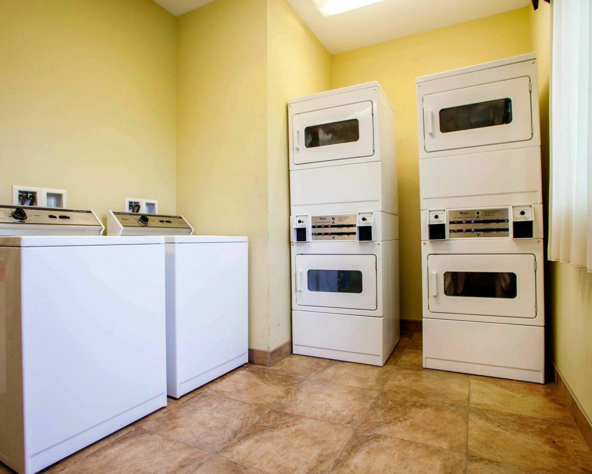 Suburban Studios Cedar Falls Bagian luar foto